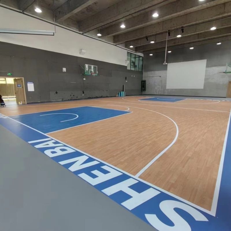 Le terrain de basket-ball de Relle est équipé d'un revêtement UV et d'une réduction du bruit.