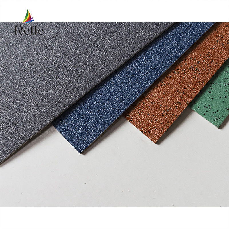Installation de colle abordable Cour de sport de badminton Plancher en plastique avec un matériau durable