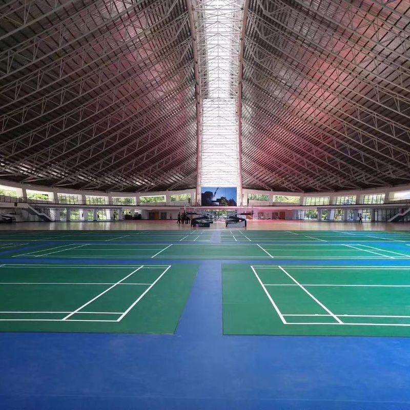 Couche d'usure à l'intérieur de la salle de sport de badminton en PVC