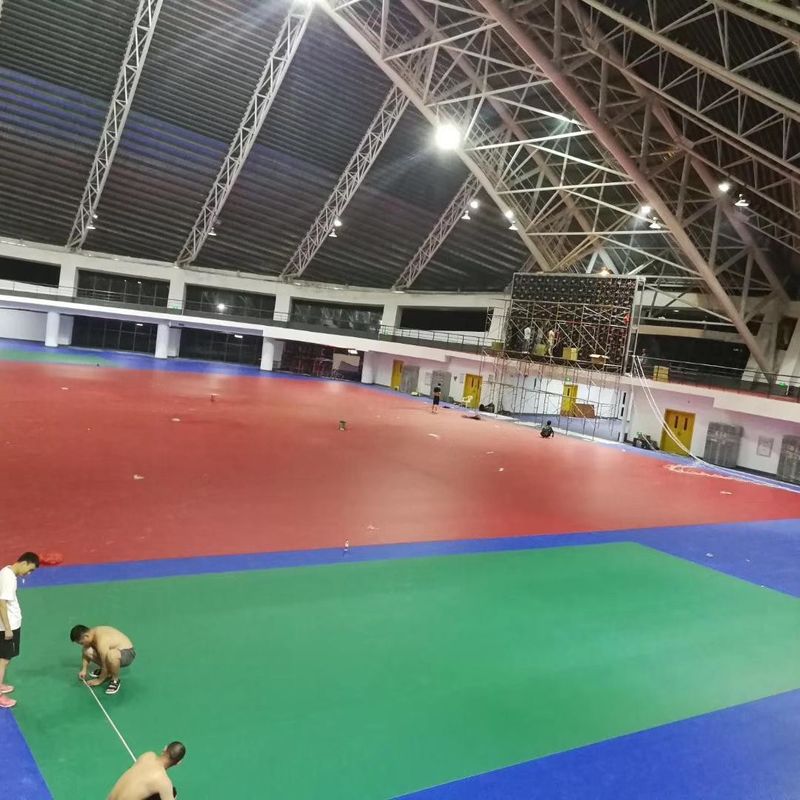 Installation de rouleaux de colle en PVC 6 mm pour les sols de tapis de badminton intérieur