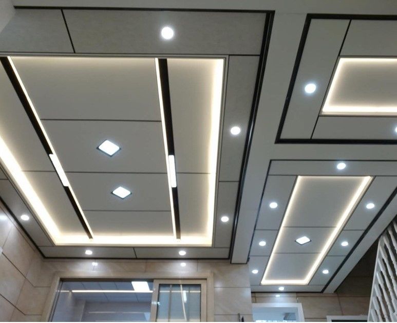Carreaux de plafond décoratifs en aluminium 2x2 Carreaux de plafond en bois pour hôtel